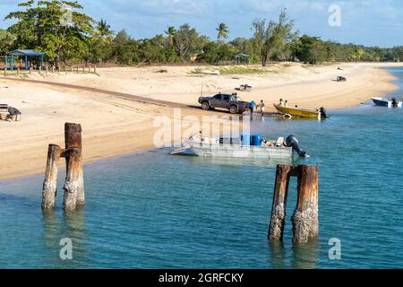 Kleine Boote an der Bootsrampe am Seisia Beach, Cape York Peninsula, Far North Queensland, Australien Stockfoto