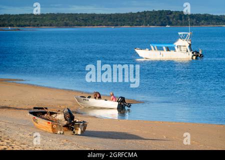 Kleine Boote an der Bootsrampe am Seisia Beach, Cape York Peninsula, Far North Queensland, Australien Stockfoto