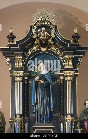 Statue der heiligen Klara auf dem Hauptaltar in der Kirche der heiligen Klara von Assisi in Zagreb, Kroatien Stockfoto