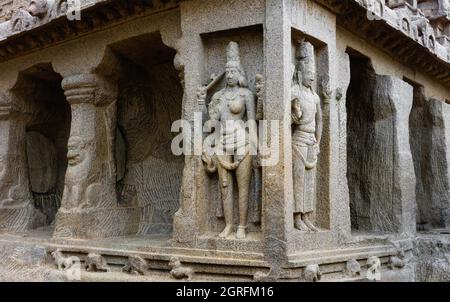 Felskunst im Basisrelief, das Symbole der hindu-Philosply von ying-Yang darstellt, dargestellt in menschlicher Form in Mamallapuram, Tamil Nadu, Indien. Stockfoto