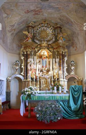 Der Hochaltar in der Kirche der Heimsuchung der Jungfrau Maria in Vinagora, Kroatien Stockfoto