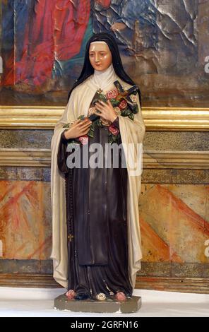 Heilige Teresa, eine Statue auf dem Altar der Heiligen drei Könige in der Kirche der Heimsuchung der Jungfrau Maria in Vinagora, Kroatien Stockfoto