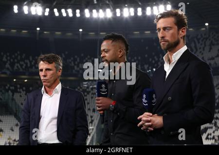 Turin, Italien. September 2021. Mitglieder des Kommentatorenteams von Amazon Prime ( L bis R ): Gianfranco Zola, Patrice Evra und Claudio Marchisio kommentieren vor dem Spiel der UEFA Champions League im Allianz Stadium, Turin. Bildnachweis sollte lauten: Jonathan Moscrop/Sportimage Kredit: Sportimage/Alamy Live News Stockfoto