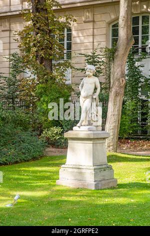 Frankreich, Paris, Hotel de Rothelin-Charolais - Ministerium für Transformation und öffentlichen Dienst, der Park Stockfoto