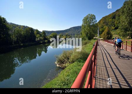 Frankreich, Doubs, Baume les Dames, Doubs River, Steg, Eurovélo 6 Radweg Stockfoto