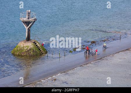 Frankreich, Vendee, Beauvoir sur Mer, Sicherheitsmast (Mat de perroquet) und Radfahrer auf der Passage du Gois, Tauchstraße zwischen der Insel Noirmoutier und dem Kontinent (Luftaufnahme) Stockfoto