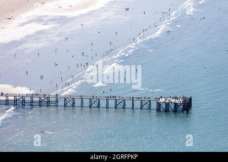 Frankreich, Vendee, St Jean de Monts, Spaziergänger und Badegäste am Strand und am Steg (Luftaufnahme) Stockfoto