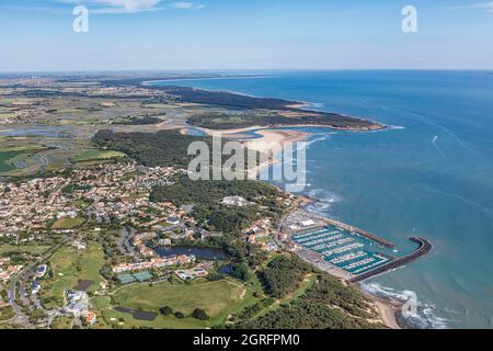 Frankreich, Vendee, Talmont St Hilaire, Port Bourgenay, der Veillon Strand und die Pointe du Payre (Luftaufnahme) Stockfoto