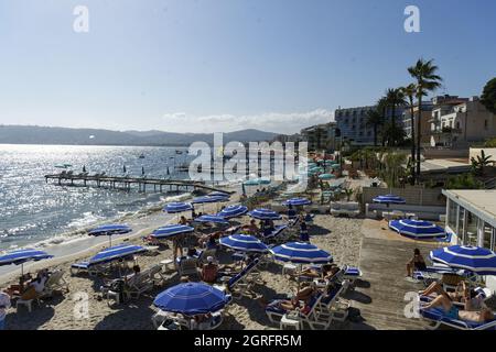 Frankreich, Alpes-Maritimes, Antibes, Juan les Pins, Golfe-Juan und das Estérel-Massiv im Hintergrund Stockfoto