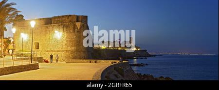 Frankreich, Alpes Maritimes, Antibes, die Altstadt und die Wache von Vauban lassen die beiden Sarazenen-Türme des Picasso-Museums und der Kathedrale Notre Dame von der Unbefleckten Empfängnis erscheinen Stockfoto