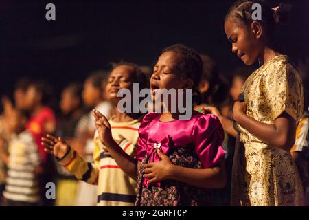 Indonesien, Papua, Stadt Sentani, evangelische Messe, junge Mädchen beten Stockfoto