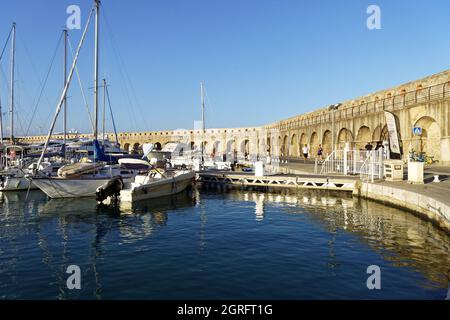 Frankreich, Alpes Maritimes, Antibes, Port Vauban, Quai Henri Rambaud und die Wälle der Altstadt Stockfoto