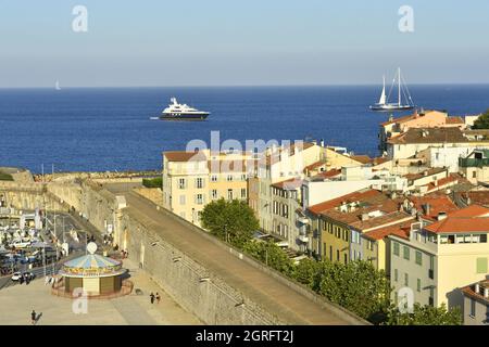 Frankreich, Alpes Maritimes, Antibes, Port Vauban, Quai Henri Rambaud und die Wälle der Altstadt Stockfoto