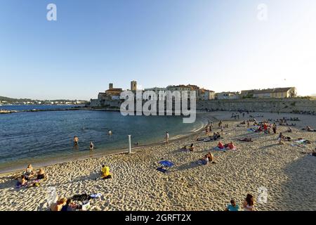 Frankreich, Alpes Maritimes, Antibes, Gravette Strand, die Altstadt und ihre Wache aus dem Vauban lassen die beiden Sarazenen-Türme des Picasso-Museums und der Kathedrale Notre Dame von der Unbefleckten Empfängnis erscheinen Stockfoto