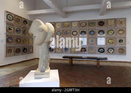 Frankreich, Alpes Maritimes, Antibes, Altstadt, Picasso-Museum, Dauerausstellung von Werken von Pablo Picasso, dem Keramikzimmer und einer Skulptur eines Frauenkopfes mit großen Augen Stockfoto