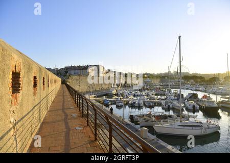 Frankreich, Alpes Maritimes, Antibes, Port Vauban mit den Wammauern der Altstadt von Vauban Stockfoto