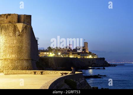 Frankreich, Alpes Maritimes, Antibes, die Altstadt und die Wache von Vauban lassen die beiden Sarazenen-Türme des Picasso-Museums und der Kathedrale Notre Dame von der Unbefleckten Empfängnis erscheinen Stockfoto