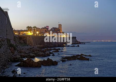 Frankreich, Alpes Maritimes, Antibes, die Altstadt und die Wache von Vauban lassen die beiden Sarazenen-Türme des Picasso-Museums und der Kathedrale Notre Dame von der Unbefleckten Empfängnis erscheinen Stockfoto