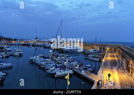 Frankreich, Alpes Maritimes, Antibes Port Vauban Quai Henri Rambaud und Wälle Stockfoto