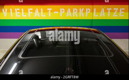 Hanau, Deutschland. Oktober 2021. Ein Auto steht auf einem der „Diversity-Parkplätze“ in der Tiefgarage am Markt bereit. Die drei Parkplätze, die videoüberwacht werden und in der Nähe von Ausgängen liegen, wurden letzte Woche eingerichtet. Sie sind durch die Regenbogenfarben an der Wand gekennzeichnet. Quelle: Sebastian Gollnow/dpa/Alamy Live News Stockfoto