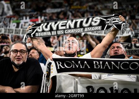 Turin, Italien. 29. September 2021. Fans des FC Juventus zeigen ihre Unterstützung vor dem Fußballspiel der UEFA Champions League zwischen dem FC Juventus und dem FC Chelsea. Kredit: Nicolò Campo/Alamy Live Nachrichten Stockfoto