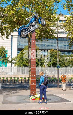 Frankreich, Paris, Esplanade Johnny Hallyday vor der AccorHotels Arena, Skulptur von Bertrand Lavier mit dem Titel Quelque chose de... Stockfoto