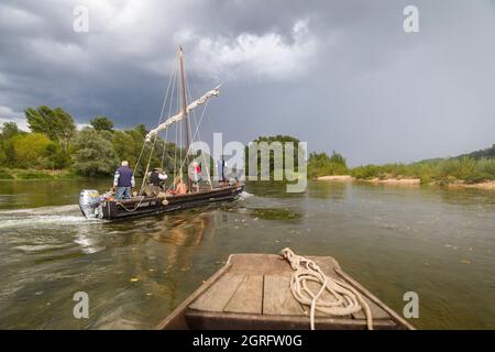 Frankreich, Loir-et-Cher, Loire-Tal, das von der UNESCO zum Weltkulturerbe erklärt wurde, Chaumont-sur-Loire, Le Grand Retournement, Flottille traditioneller Boote, die die Loire von Montjean nach Orléans hinauffahren, Segler von Anjou, Touraine, Blésois und Orléanais zum ersten Mal im Konvoi die Loire hinauffahren, Sie stammen von Charpentier aus dem Nièvre Jean-Marc Benoît, der unter dem Namen Bibi berühmt ist Stockfoto