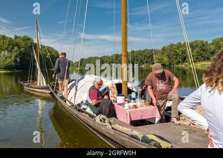 Frankreich, Indre et Loire, Loire-Tal, das von der UNESCO zum Weltkulturerbe erklärt wurde, Noizay, Le Grand Retournement, Flottille traditioneller Boote, die die Loire von Montjean nach Orléans hinauffahren, Segler von Anjou, Touraine, Blésois und Orléanais zum ersten Mal im Konvoi die Loire hinauffahren, Sie stammen von Charpentier aus dem Nièvre Jean-Marc Benoît, der unter dem Namen Bibi berühmt ist Stockfoto