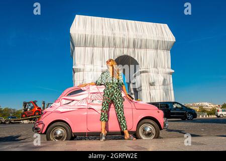 Frankreich, Paris, Place de l'Etoile, pinker Fiat 500 vor dem Triumphbogen gewickelt von Jeanne-Claude und Christo Stockfoto