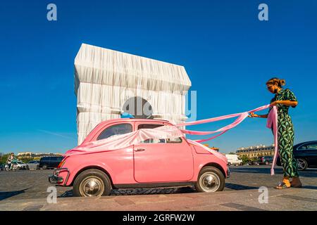 Frankreich, Paris, Place de l'Etoile, pinker Fiat 500 vor dem Triumphbogen gewickelt von Jeanne-Claude und Christo Stockfoto