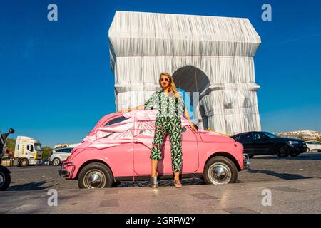 Frankreich, Paris, Place de l'Etoile, pinker Fiat 500 vor dem Triumphbogen gewickelt von Jeanne-Claude und Christo Stockfoto