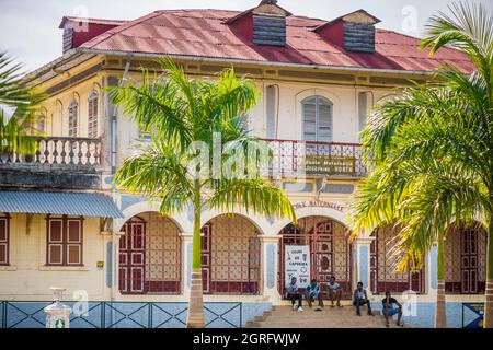 Frankreich, Französisch-Guayana, Cayenne, Place des Palmistes, eine Gruppe von Jugendlichen am Ende einer Capoeira-Klasse, die auf den Stufen des Joséphine HORTH-Kindergartens sitzen Stockfoto