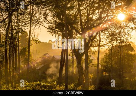 Frankreich, Französisch-Guayana, Saül, Parc Amazonien de Guyane, Sonnenaufgang über dem Dorf Stockfoto