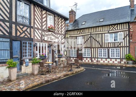 Fachwerkhäuser und Cafe einem der schönsten Dörfer Frankreichs Beuvron-en-Auge, Normandie, Frankreich | Fachwerkhäuser und Cafe in einem der Stockfoto