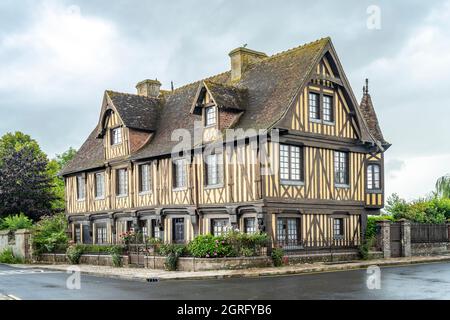 Fachwerkhaus in einem der schönsten Dörfer Frankreichs Beuvron-en-Auge, Normandie, Frankreich | Fachwerkhaus in einem der schönsten Vil Stockfoto