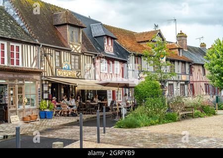 Fachwerkhäuser und Cafés einem der schönsten Dörfer Frankreichs Beuvron-en-Auge, Normandie, Frankreich | Fachwerkhäuser und Cafe in einem der Stockfoto