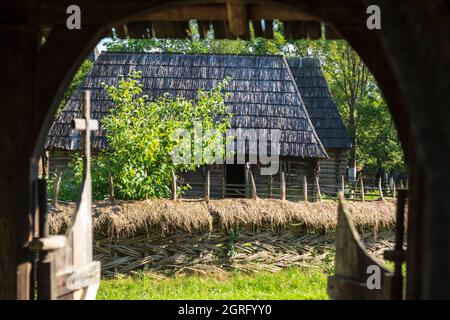 Rumänien, Region Maramures, Sighetu Marmatiei, Rekonstruktion eines Museumsdorfes mit traditionellen Häusern Stockfoto