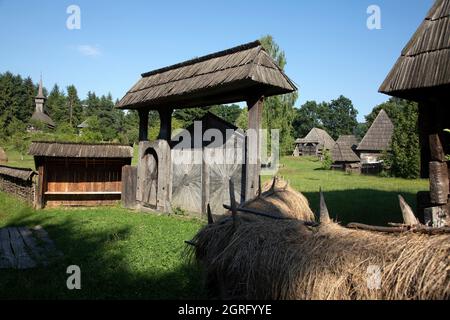 Rumänien, Region Maramures, Sighetu Marmatiei, Rekonstruktion eines Museumsdorfes mit traditionellen Häusern Stockfoto