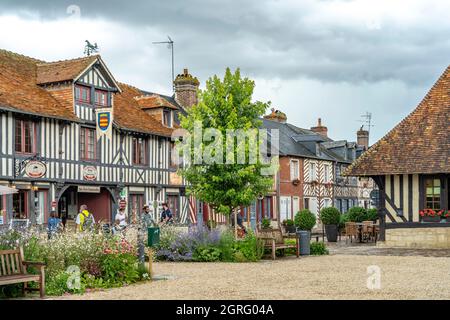 Fachwerkhäuser und Cafés einem der schönsten Dörfer Frankreichs Beuvron-en-Auge, Normandie, Frankreich | Fachwerkhäuser und Cafés in einem der Th Stockfoto