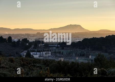 Frankreich, Bouches du Rhone, Aix en Provence, La Duranne, Sainte Victoire Berg im Hintergrund Stockfoto