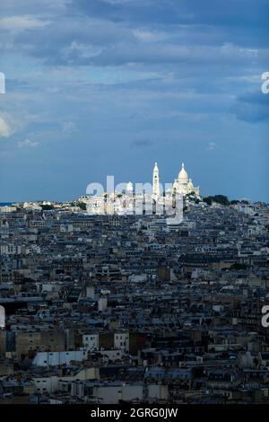 Frankreich, Paris, Montmartre und Sacre Coeur vom Ternes-Viertel aus gesehen Stockfoto