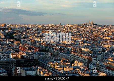 Frankreich, Paris, Montmartre und Sacre Coeur vom Ternes-Viertel aus gesehen, bd Pereire im Vordergrund Stockfoto