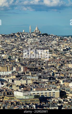 Frankreich, Paris, Montmartre und Sacre Coeur vom Ternes-Viertel aus gesehen Stockfoto