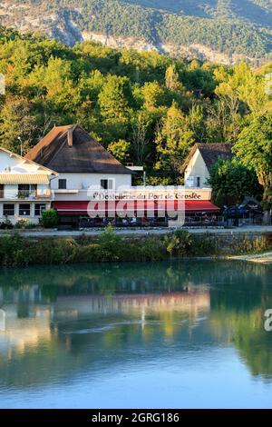 Frankreich, Ain, Groslee, Fluss Le Rhone, Restaurant Stockfoto