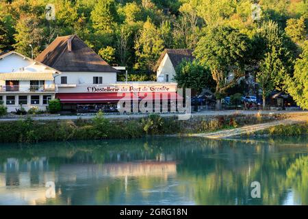 Frankreich, Ain, Groslee, Fluss Le Rhone, Restaurant Stockfoto