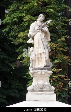 Statue des heiligen Johannes von Nepomuk vor der Kathedrale der heiligen Teresa von Avila in Bjelovar, Kroatien Stockfoto