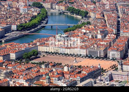 Frankreich, Rhone, Lyon, 2. Arrondissement, Bezirk Bellecour, Place Bellecour, die Saone im Hintergrund (Luftaufnahme) Stockfoto