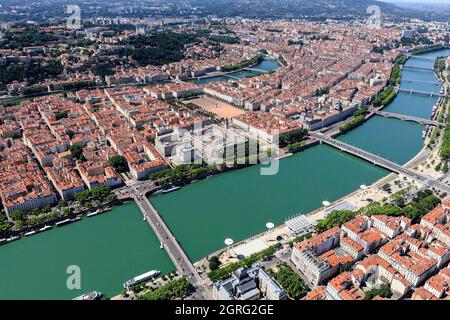 Frankreich, Rhone, Lyon, 2. Arrondissement, Carnot Gailleton und Bellecour Hotel Dieu, Rhone River, Saone im Hintergrund (Luftaufnahme) Stockfoto