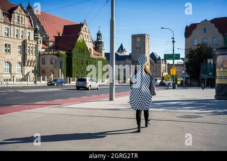 Posen, Wielkopolska, Polen. Oktober 2021. Eröffnung des Akademischen Jahres 2021/2022 in Polen. Auf dem Bild: Ein Student mit Kontrabass. (Bildnachweis: © Dawid Tatarkiewicz/ZUMA Press Wire) Bildnachweis: ZUMA Press, Inc./Alamy Live News Bildnachweis: ZUMA Press, Inc./Alamy Live News Stockfoto