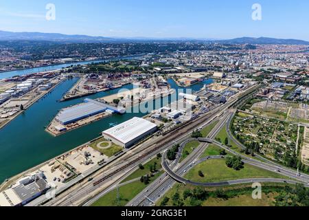 Frankreich, Rhone, Saint Fons, Industriegebiet, Route departementale D383, Port Edouard Herriot auf der Rhone im Hintergrund (Luftaufnahme) Stockfoto